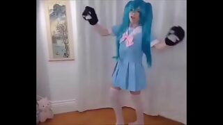 Miku baila